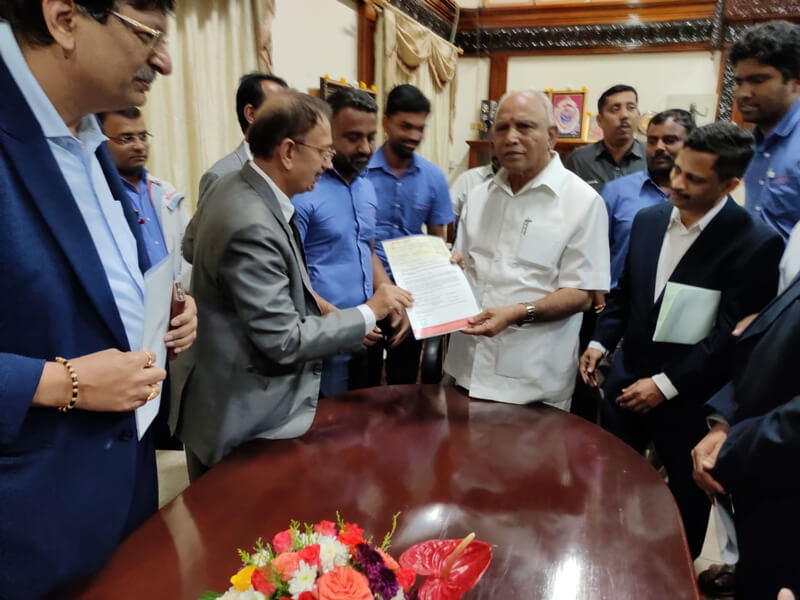 Mr. Shekar Viswanathan, Vice Chairman & Whole-time Director, Toyota Kirloskar Motor handing over the contribution amount to Shri B. S. Yediyurappa, Hon’ble Chief Minister of Karnataka along with other TKM officials