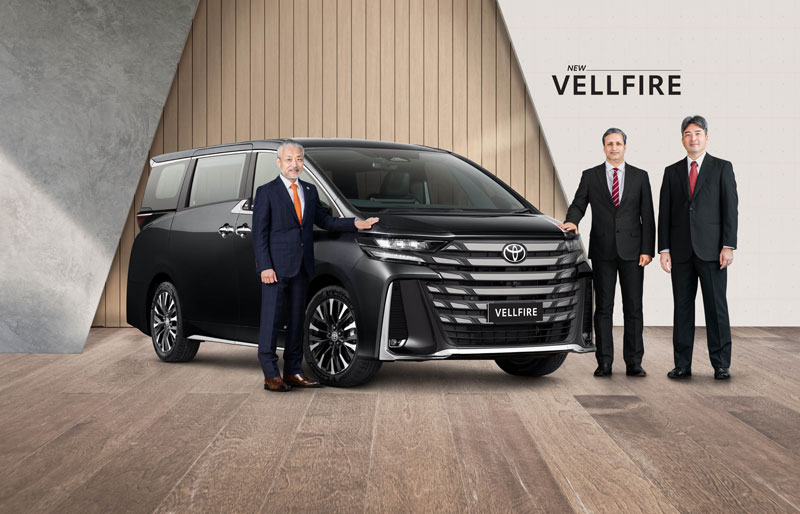 (L-R: From Toyota Kirloskar Motor - Mr. Masakazu Yoshimura, Managing Director and Chief Executive Officer, Mr. Atul Sood, Vice President – Sales and Strategic Marketing and Mr. Tadashi Asazuma, Executive Vice President- Sales, Service & Used Car)