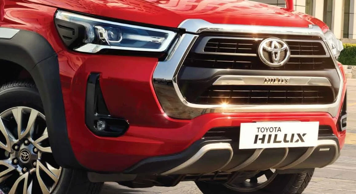 Bold Trapezoidal grille with Chrome surround